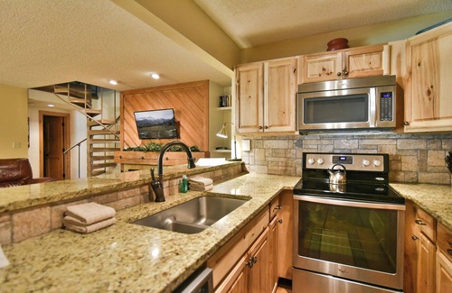 Keystone Condo | Flying Dutchman Mountainside Condo: Pool/Hot Tub