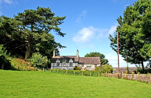 Llanfairpwllgwyngyll Cottage | FOEL STABLE COTTAGE, family friendly, with a garden in Brynsiencyn