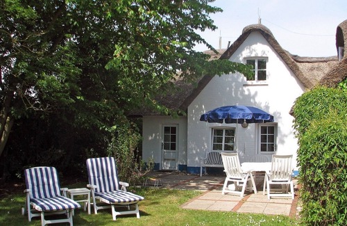 Goting House | Föhrer Friesenkate West from 1710, close to the beach with beach chair on the beach