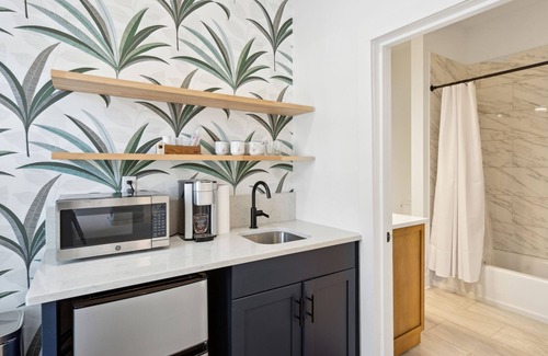 Folly Beach Hotel | Folliday Inn- The Streamliner - Room 31