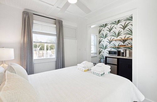 Folly Beach Hotel | Folliday Inn- The Streamliner - Room 31