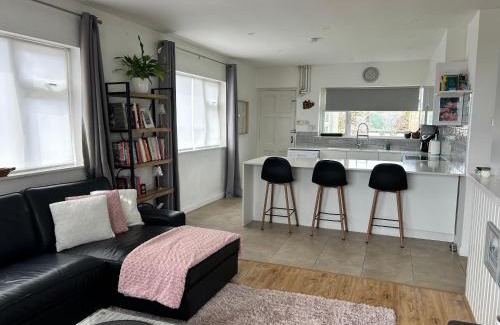 Dungarvan House | Follies Bungalow with Ocean Views