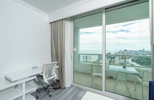 Mid Beach Apartment | Fontainbleau Hotel Tresor Ocean View Junior Suite