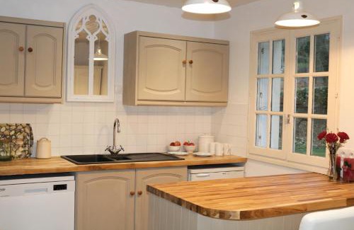 Treffrin House | Fontaine Blanche River View, Large Patio & Garden in Central Brittany with Starlink WiFi