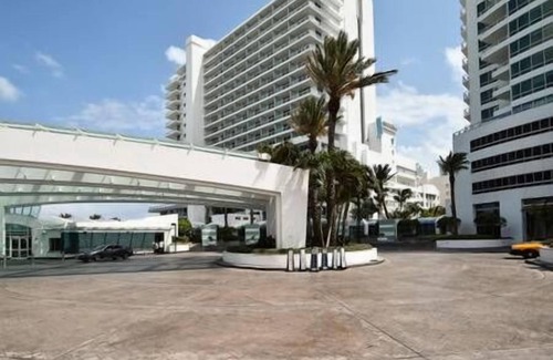 Mid Beach Apartment | Fontainebleau Hotel Large Sorrento Junior Suite