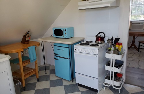 Wilmington House | Fonzie Flat! Lovely studio w/kit., wash/dry, parking.