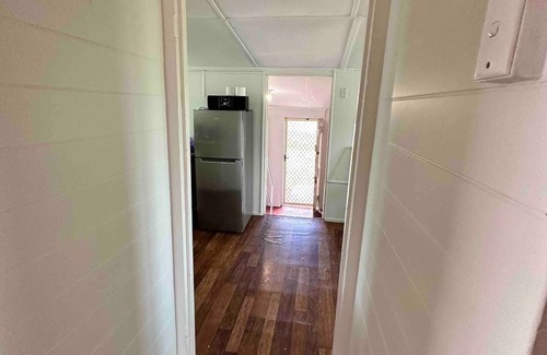 South Townsville House | For work or play city fringe 1 bedroom cottage fast WIFI laundry