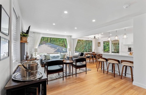 Victory Heights House | Forest Bathing Escape @ Creek, Firepit, Yoga Deck, Games & King Bed