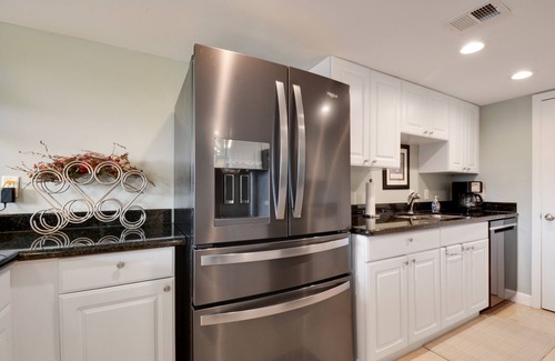 Hilton Head Island Condo | Forest Beach Villa 430 - Spectacular 2 BR Penthouse - Short Walk to Beach!