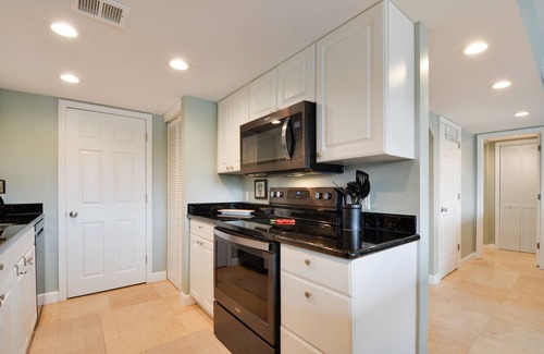 Hilton Head Island Condo | Forest Beach Villa 430 - Spectacular 2 BR Penthouse - Short Walk to Beach!