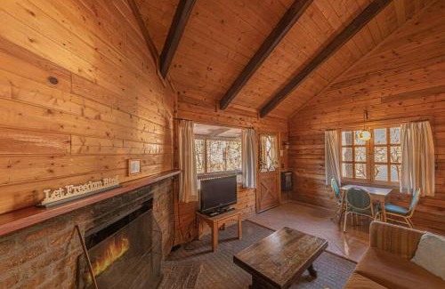 Christopher Creek House | Forest Cabin 5 Old Glory