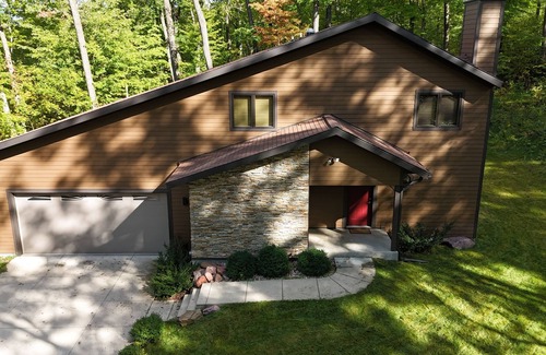Baraboo House | Forest Escape - Quiet and private. 10 minutes to Devil's Lake SP & Devil's Head