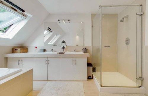 Farnham Common Villa | Forest Getaway - Countryside Retreat near Windsor