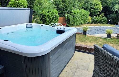 Farnham Common Cottage | FOREST GETAWAY, pet friendly, with pool in Farnham Common