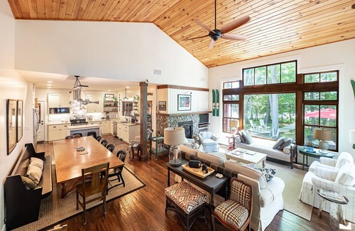 Williamsburg Cottage | Forest Haven - nA Spectacular Cottage Home on Antrim's Chain of Lakes