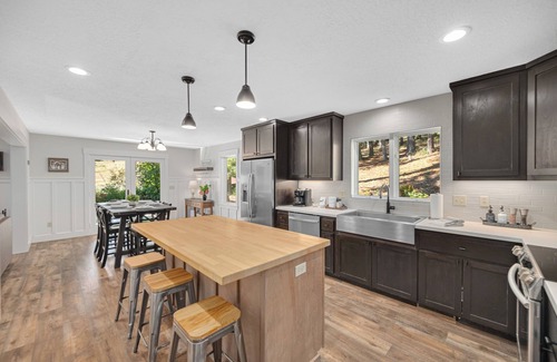 Sheridan House | Forest Hollow-Escape to Nature in Wine Country-McMinnville-Fire Pit-Dog Friendly