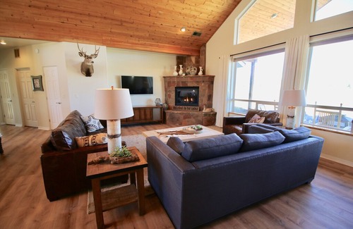 Flagstaff House | Forest Lodge backing national forest with mountain views