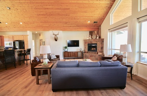 Flagstaff House | Forest Lodge backing national forest with mountain views