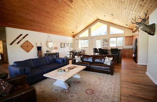 Flagstaff House | Forest Lodge backing national forest with mountain views