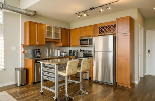 DeBaliviere Place Apartment | Forest Park Skyline Retreat with Balcony, Pool & Parking