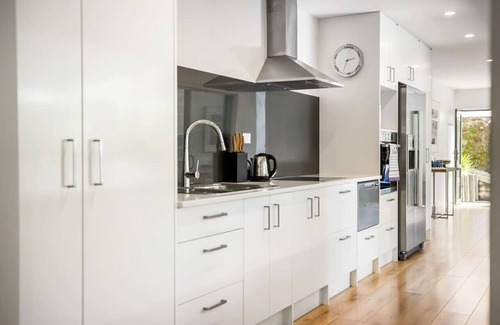 Greenhithe Apartment | Forest View Apartment with Parking and Garden