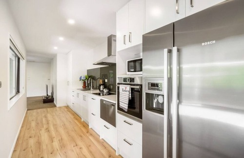 Greenhithe Apartment | Forest View Apartment with Parking and Garden