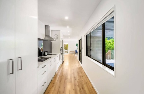 Greenhithe Apartment | Forest View Apartment with Parking and Garden