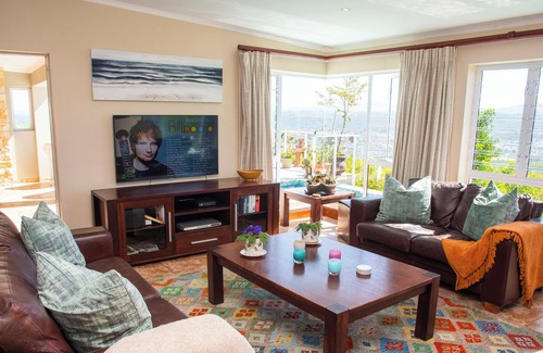 Knysna Villa | Forest View Pezula beautiful, 3 bedroom house equipped with inverter.