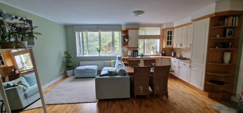 Plavniekkalns Apartment | Forest-windowed 400m to beach Lielupe apartment