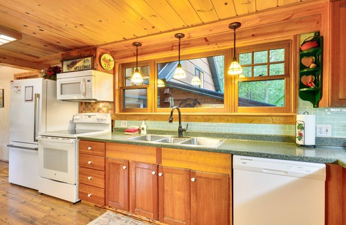 Rhododendron Cabin | Forested 'Minikahda Lodge' w/Hot Tub Near Mt Hood