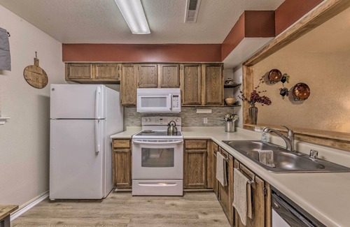 Ruidoso Condo | Forested Ruidoso Condo w/Deck & Fireplace!