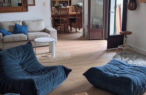 Saint-Aubin-de-Medoc Villa | Forget your worries in this spacious and serene accommodation. House in a park.