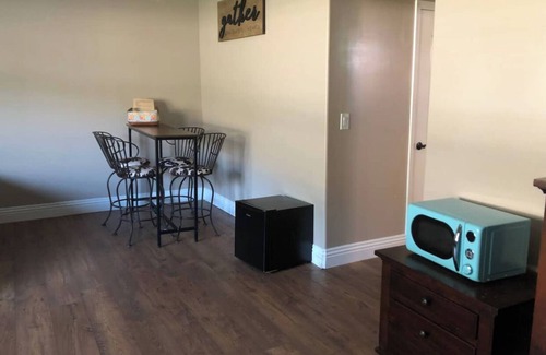 Springville Apartment | Forget your worries in this serene country guest house.