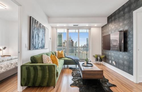Toronto Entertainment District Apartment | Forma Suites - Downtown Toronto - CN Tower & Rogers Centre