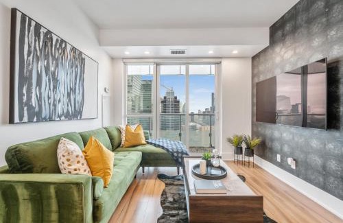 Toronto Entertainment District Apartment | Forma Suites - Downtown Toronto - CN Tower & Rogers Centre
