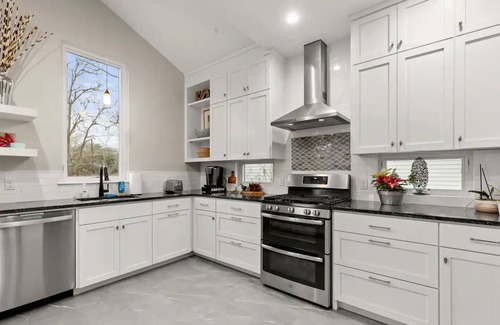 Zilker House | Former Home of SXSW Director-Sleeps 5, Deck, NEWn