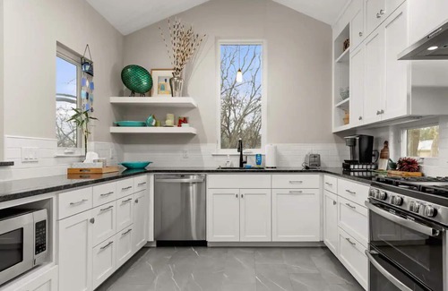 Zilker House | Former Home of SXSW Director-Sleeps 5, Deck, NEWn
