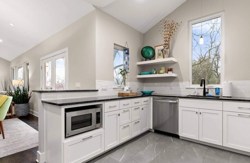 Zilker House | Former Home of SXSW Director-Sleeps 5, Deck, NEWn