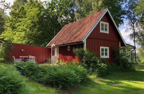 Astad House | Forrest cottage by the lake