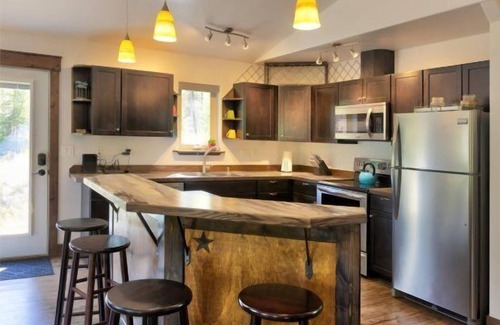 Talkeetna Ski Chalet | Forrest Glenn Chalet in Talkeetna, Alaska. Family Friendly, Near Denali National Park, Sleeps 8