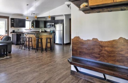 Talkeetna Ski Chalet | Forrest Glenn Chalet in Talkeetna, Alaska. Family Friendly, Near Denali National Park, Sleeps 8