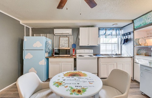 Fort Walton Beach Apartment | Fort Walton Beach Studio: Shared Pool & Beach Bar!