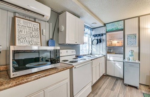 Fort Walton Beach Apartment | Fort Walton Beach Studio: Shared Pool & Beach Bar!