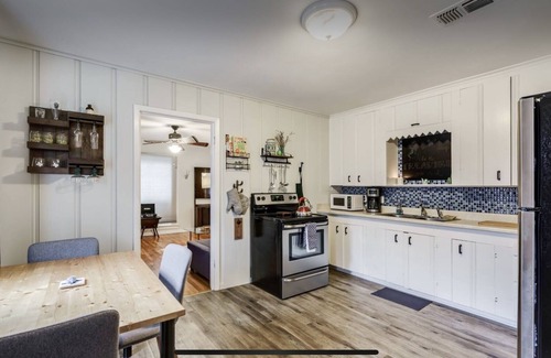 Fort Worth Cultural District House | Fort Worth Arts District Bungalow. 2 blocks from Dickies Arena!