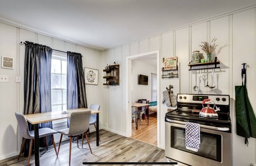 Fort Worth Cultural District House | Fort Worth Arts District Bungalow. 2 blocks from Dickies Arena!