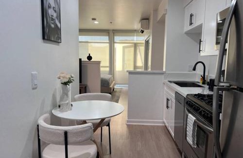 Downtown Apartment | Fortuna-Seaside Retreat in Santa Monica, steps to the beach, free parking