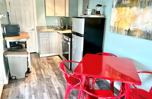 Terlingua House | Fossil Knob Ridge -Cinnabar: Ultra-Modern Container Home