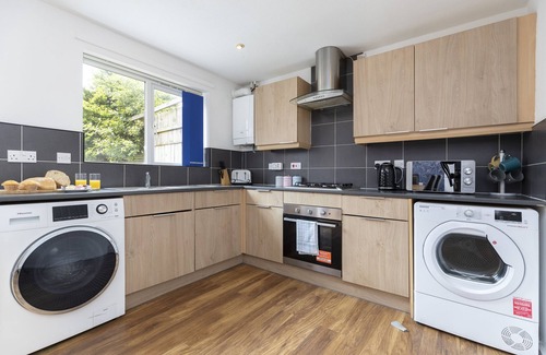Newcastle-upon-Tyne House | Foster Drive-Deluxe-House-Ensuite with Bath