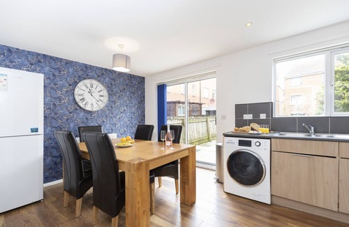 Newcastle-upon-Tyne House | Foster Drive-Deluxe-House-Ensuite with Bath