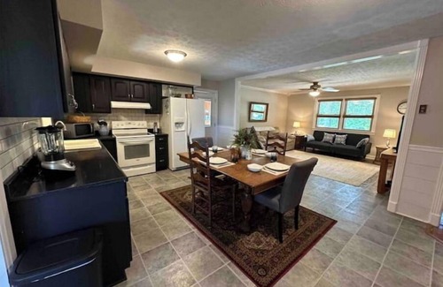 Cane Valley House | Foster Lodge at Green River Lake- Pet Friendly & NO Cleaning Fees!